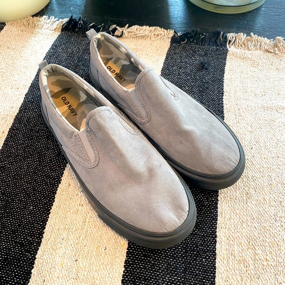 Old Navy Boys Gray Suede Slip on Sneakers Size 6